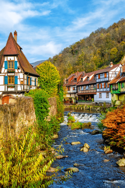 Village d'Alsace proche d'un cours d'eau